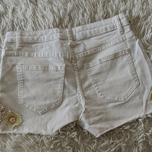 White shorts with flower embroidery detail - Picture 4 of 4